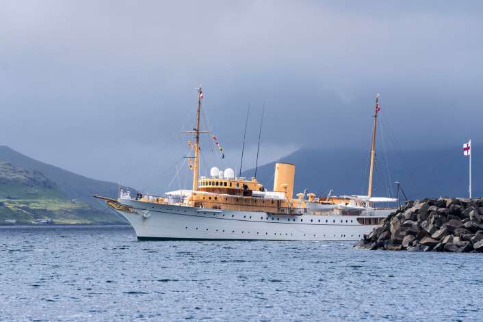 König Frederik X. reist mit Königsschiff „Dannebrog“ an