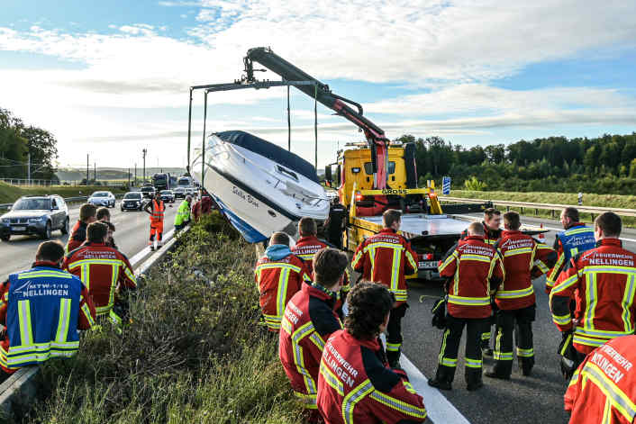Motorboot strandet auf Mittelleitplanke