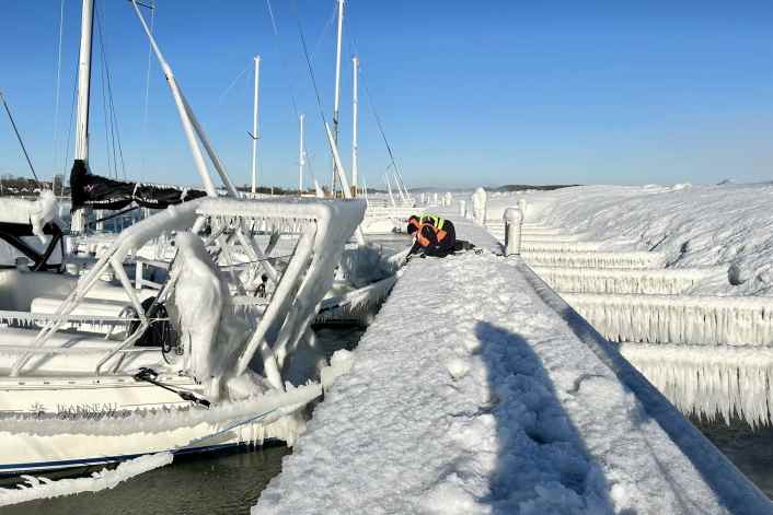 Eiskunst in Häfen und entlang der Küsten