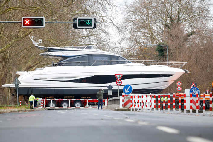 Police stop boat transports due to defects