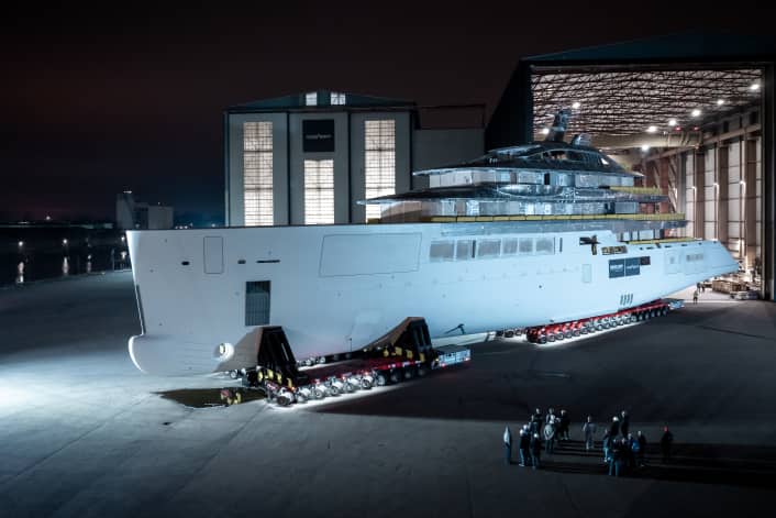 Oceanco transportiert 80-Meter-Neubau zur Endausrüstung