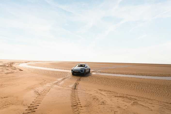 Porsche Macan durchquert die Morecambe Bay bei Ebbe