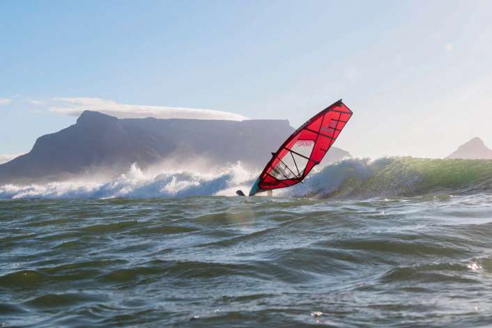 Die besten Windsurf-Spots rund um Kapstadt - von Welle bis Flachwasser