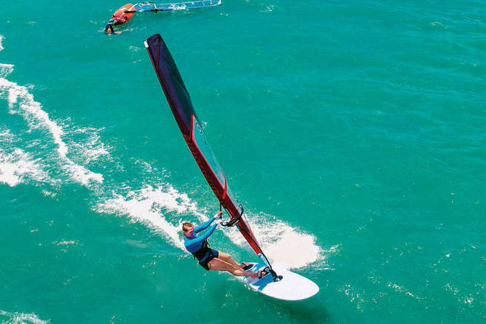 So gelingen spektakuläre Drohnen-Aufnahmen beim Windsurfen