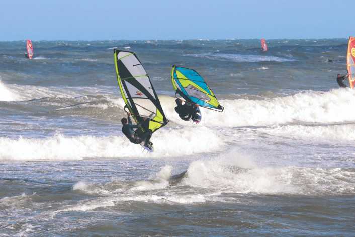 Is lighter also better? Ten 5.0 wave sails in a sibling comparison