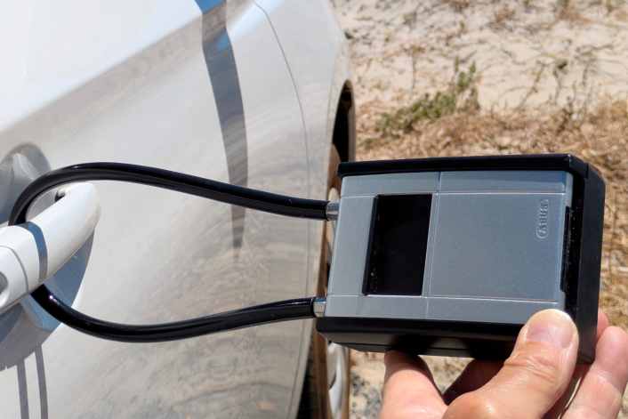 Where to put the car key when surfing?