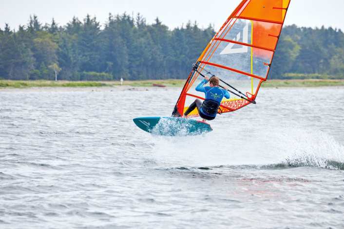 So gelingen die ersten Sprünge beim Windsurfen
