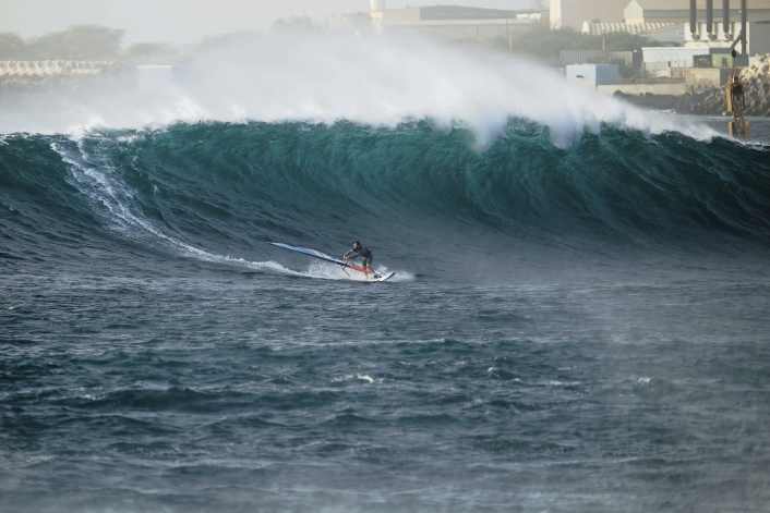Leon Jamaer, Henri Kolberg und Laurin Schmuth über den Swell des Jahres - die besten Bilder
