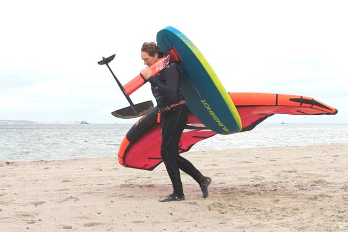 So trägst du Board und Wing am besten ans Wasser