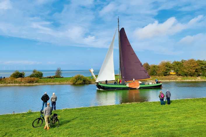 When flat-bottomed ships race against each other
