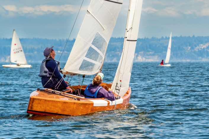 Le plaisir de naviguer à prix abordable avec des crayons sur l'eau