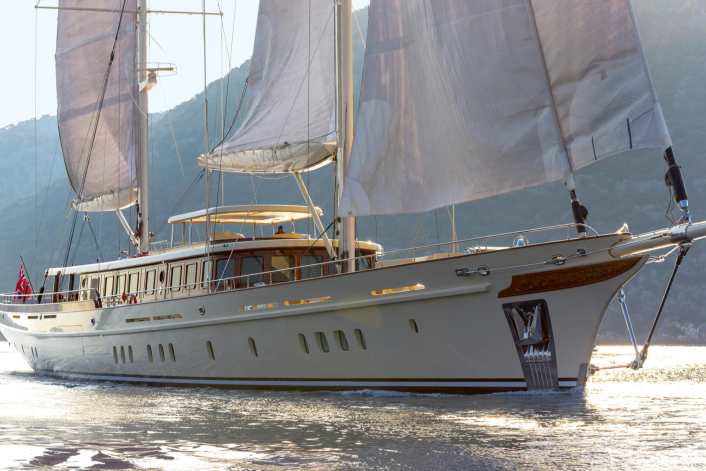 62 Meter klassische Eleganz mit modernem Hybridantrieb