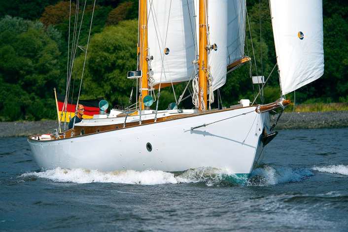 Schmucker Zweimaster mit Charakter