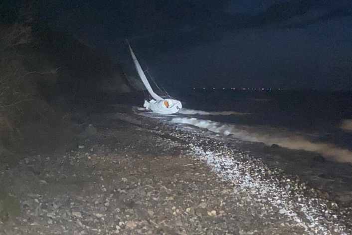 Gravement blessé : un voilier solitaire s'échoue près de Hiddensee