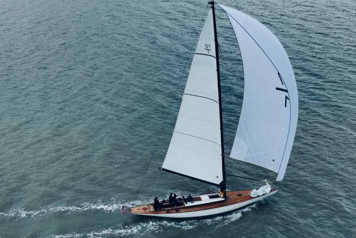 Klassische Q-Class-Yacht in die Neuzeit überführt