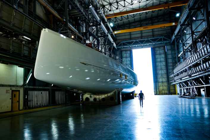 Le slup de 54 mètres prend forme en Grèce