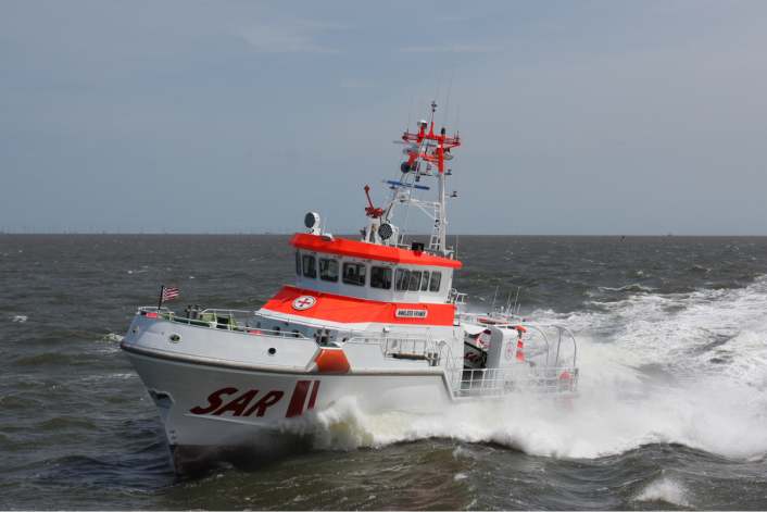 Retter bergen Verunglückte aus Ems und Bodden