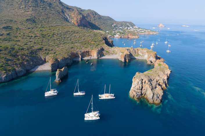 Liparische Inseln – ein Törn zwischen Wasser, Fels und Feuer