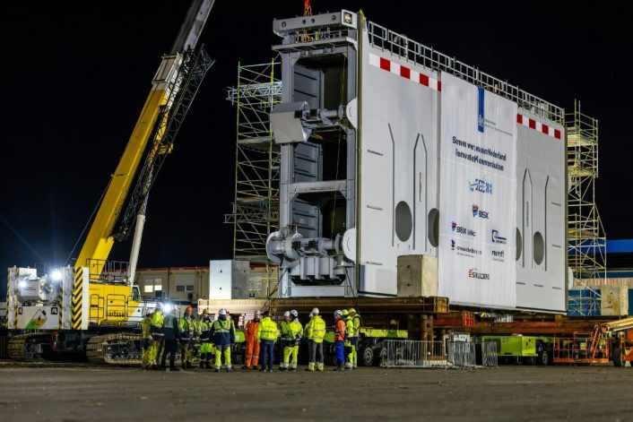 Krammersluizen – first refurbished lock gate reinstalled