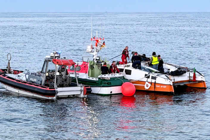 Seenotretter schleppen Katamaran nach Hooksiel