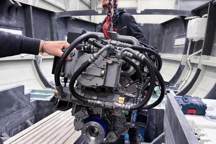 Erstes Boot mit Yanmars neuem Hybridantrieb im Bau