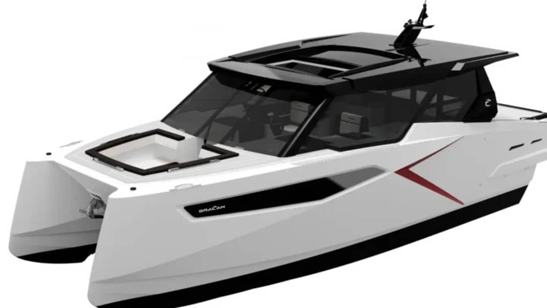 Cruising-Kat mit Decksalon