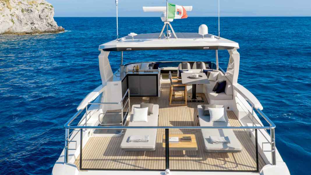 Flybridge, Salon und Kabinen im Check