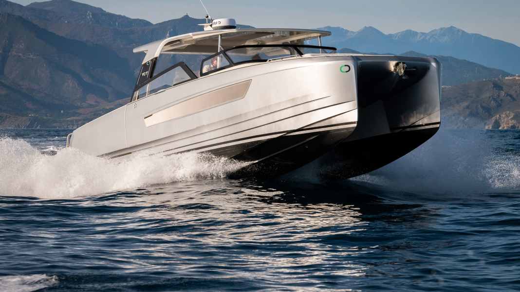 Katamaran mit mehr Leistung und E-Antrieb