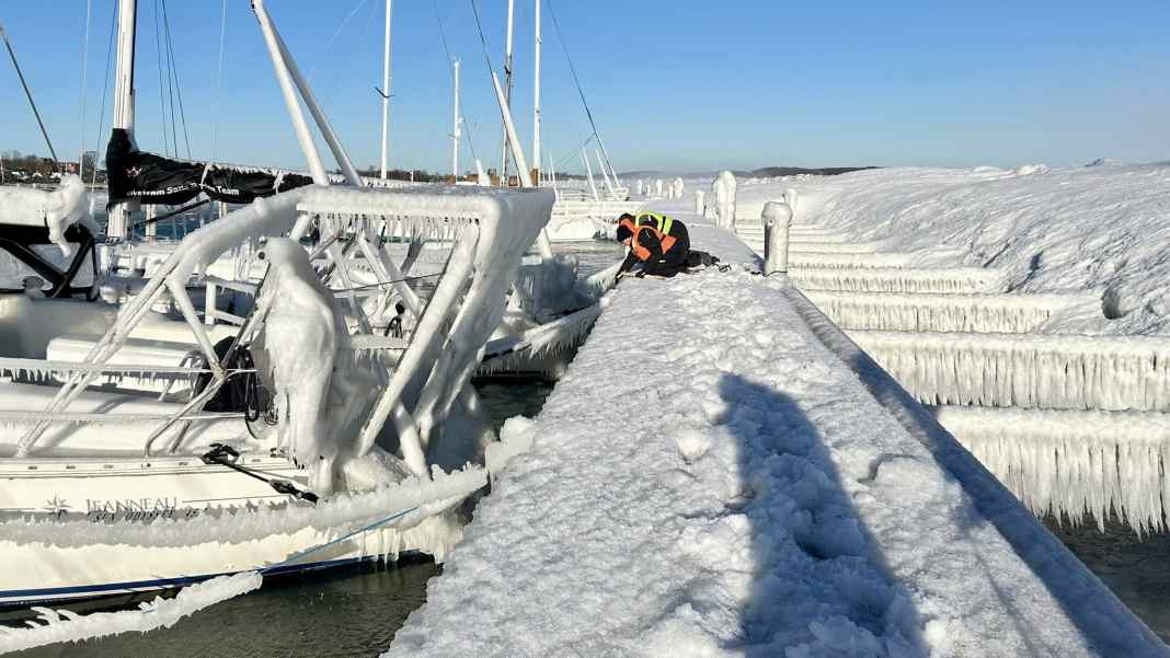 Eiskunst in Häfen und entlang der Küsten