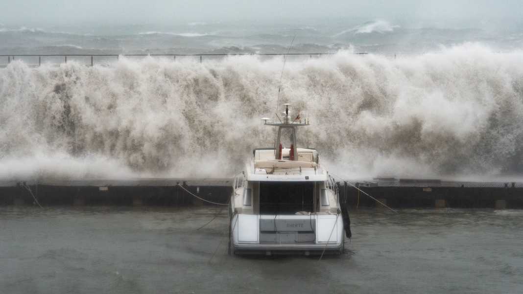 Skurrile Dinge, die Segler bei Schietwetter im Hafen erleben