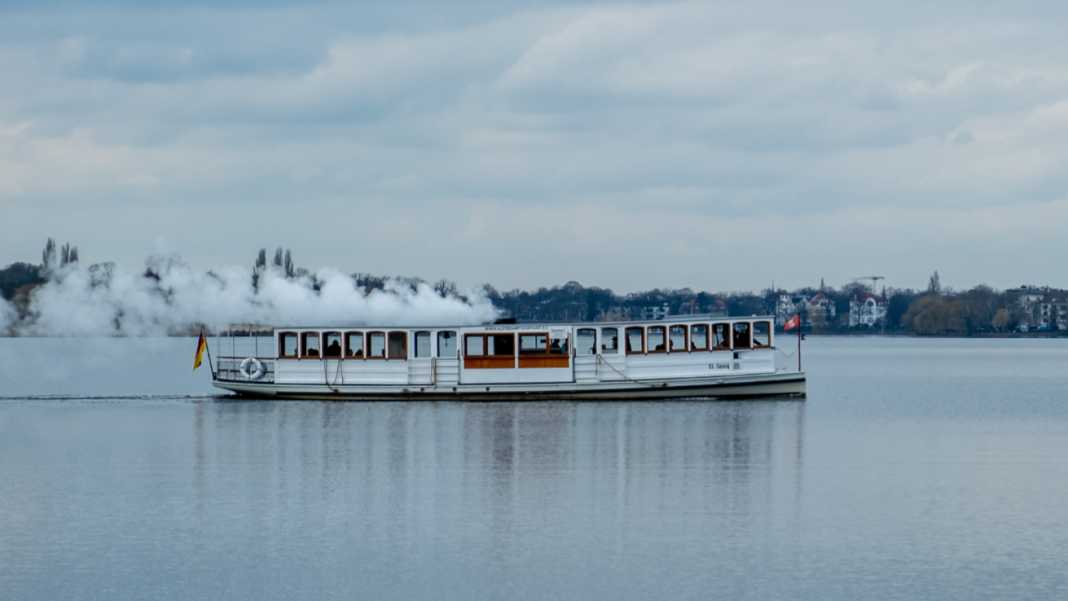 Not-OP für Hamburgs Kult-Schiff – mitten in einer Wohngegend
