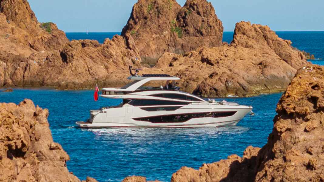 Erste Bilder der neuen Flybridge-Yacht