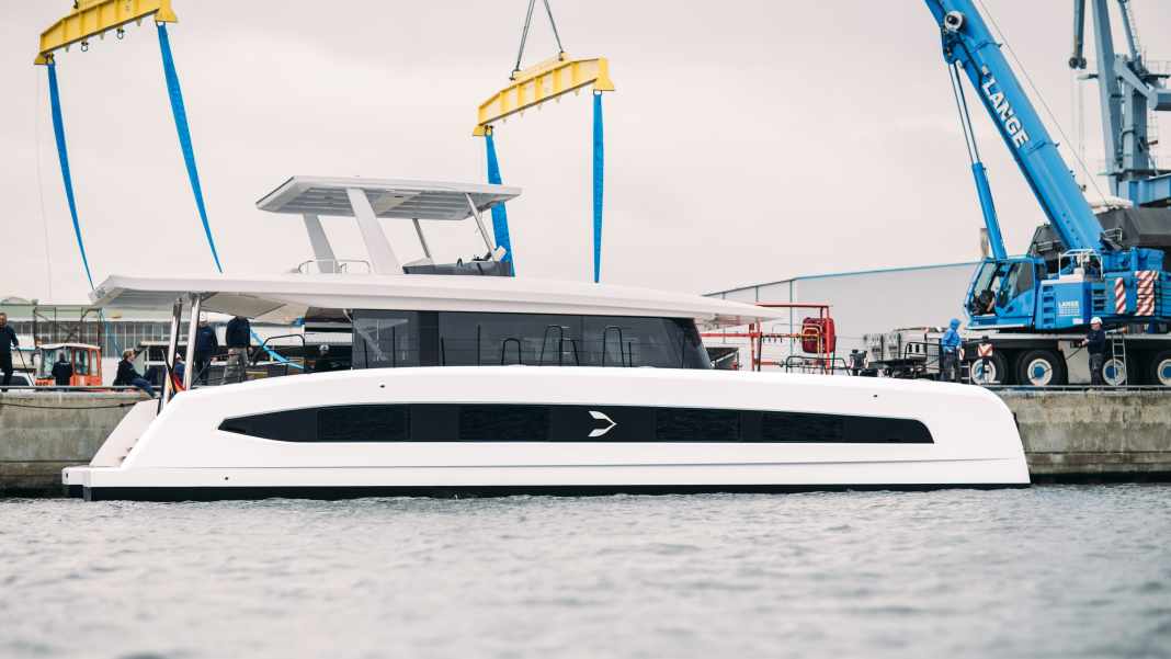 Erste Solar-Yacht aus Stralsund zu Wasser gelassen