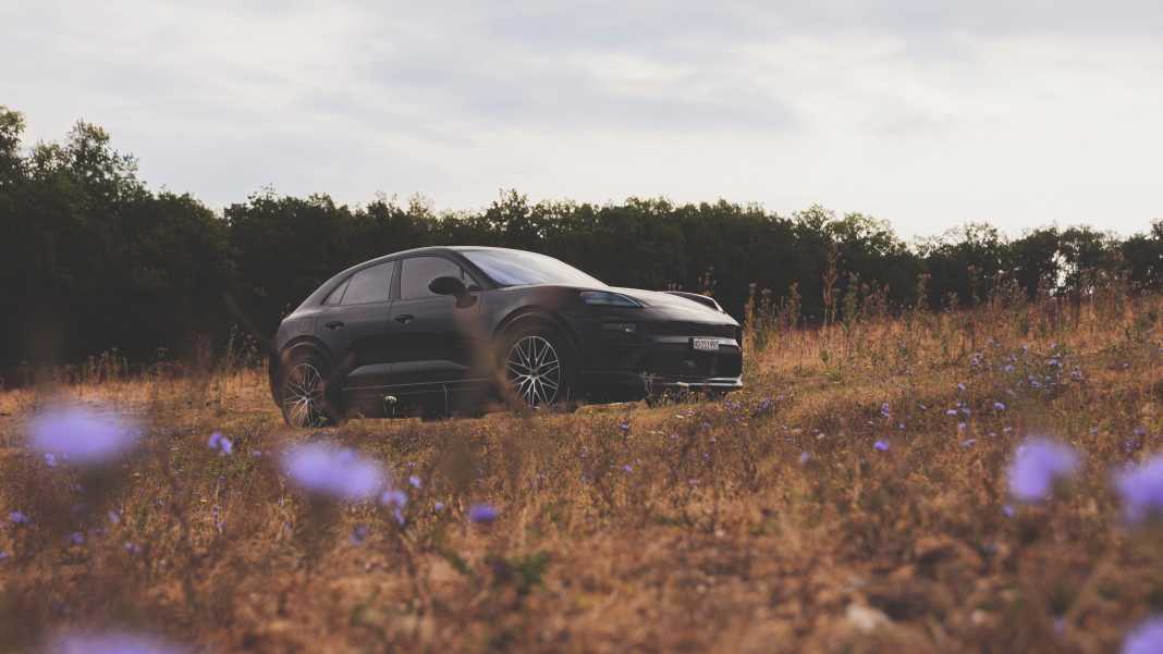 MACAN TURBO ELECTRIC – LENKEN, LADEN, LEBEN
