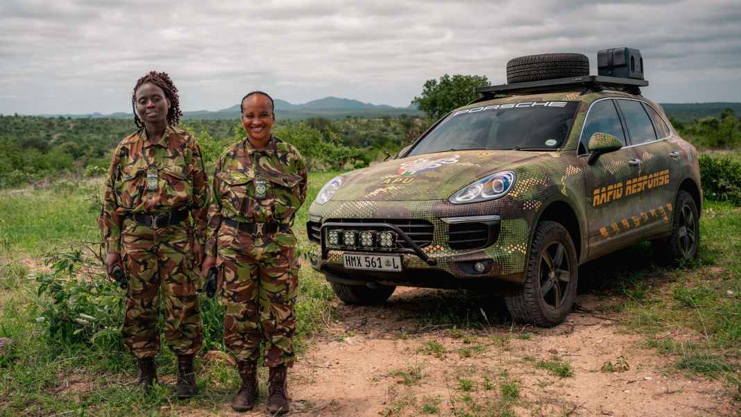 Porsche Cayenne unterstützt Anti-Wilderer-Einheit in Südafrika