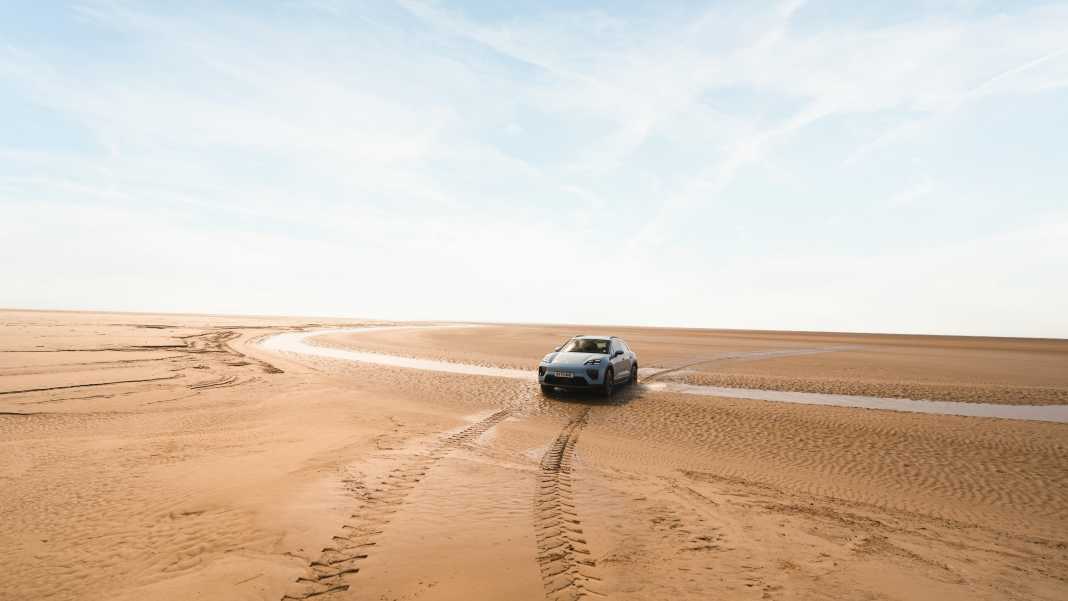 Porsche Macan durchquert die Morecambe Bay bei Ebbe