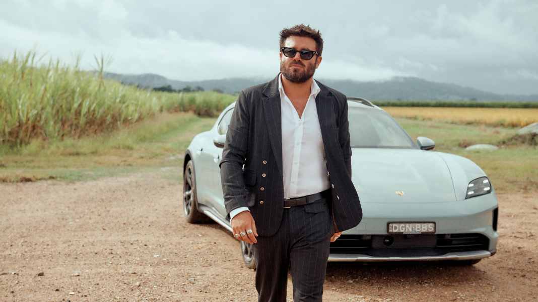 Musiker Angus Stone sammelt Geschichten und fährt Porsche Taycan