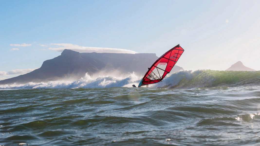 Die besten Windsurf-Spots rund um Kapstadt - von Welle bis Flachwasser