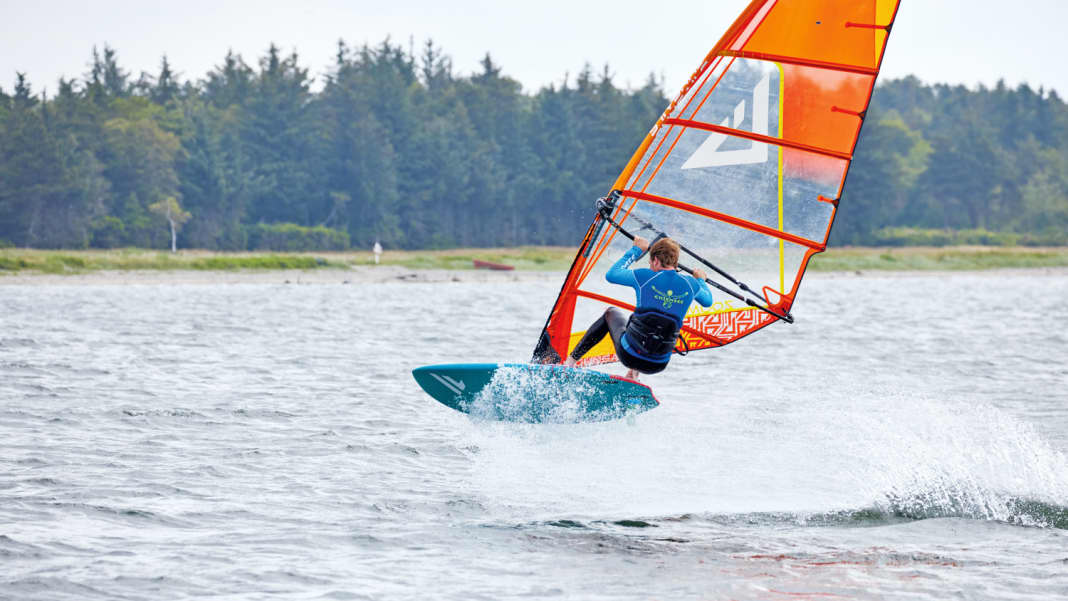 So gelingen die ersten Sprünge beim Windsurfen