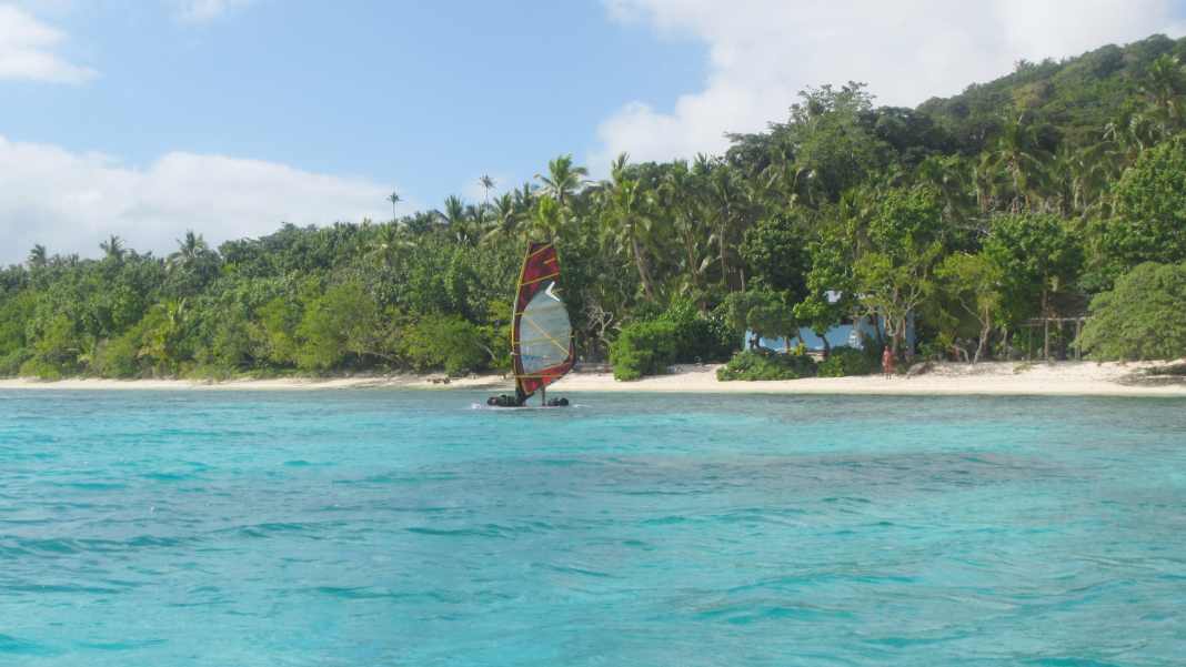Mit Windsurfer und SUP durch Tonga’s Inselwelt