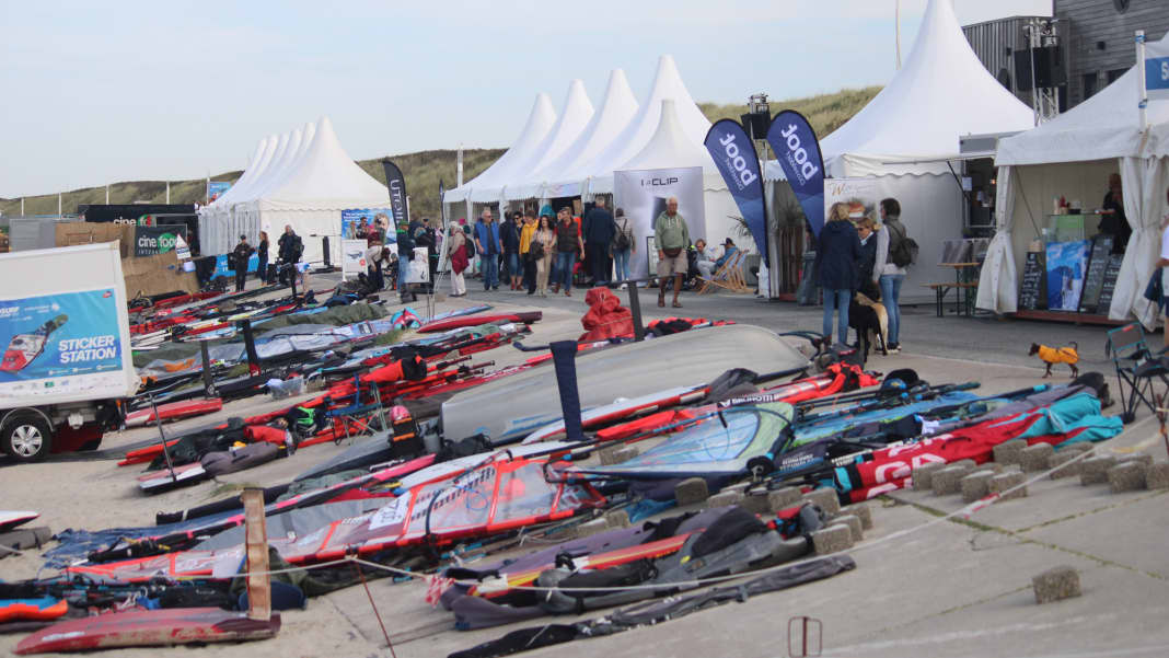 Lay Day and slalom riders in the waiting room