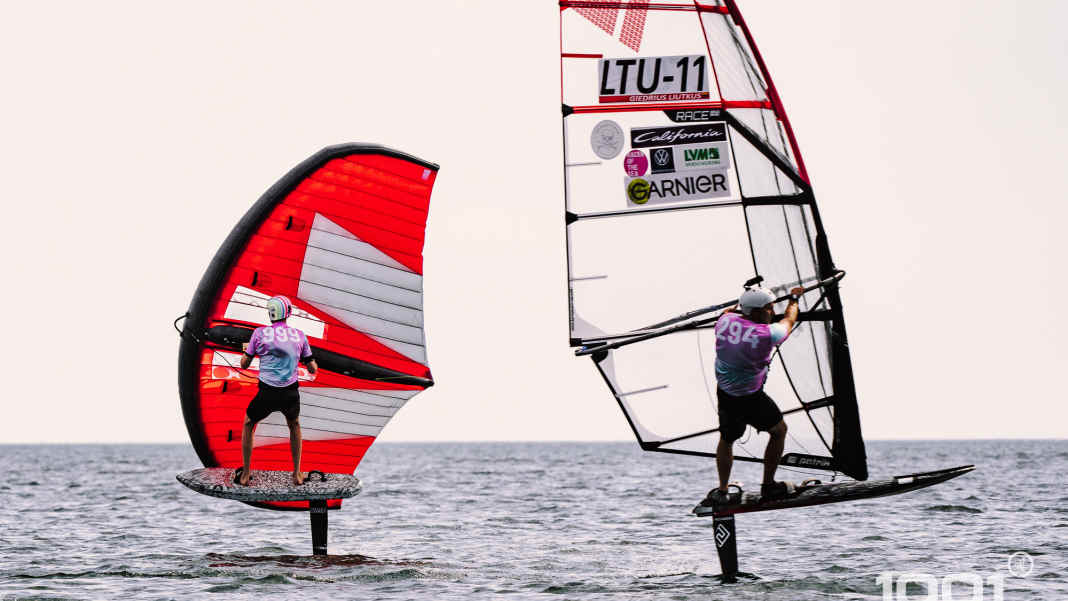 Holste gewinnt im Wingfoilen, Liutkus im Windsurfen