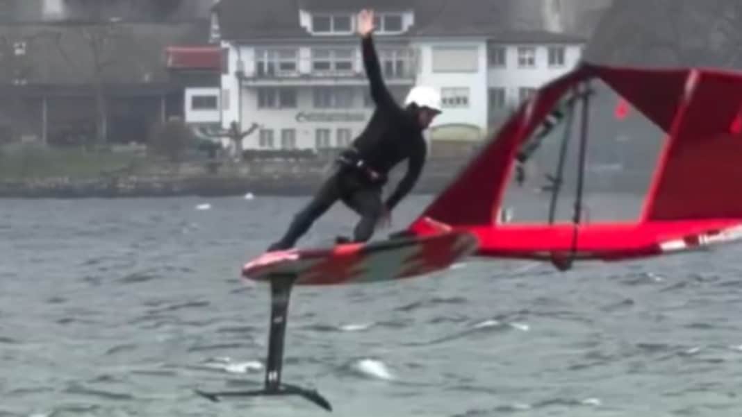 Balz Müller packt verschiedenes Spielzeug aus (Windfoil vs. Wingfoil)