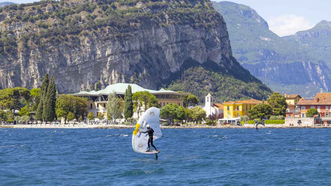 Zwischen Ora, Vento und endlosen Foil-Sessions - die besten Spots am Gardasee