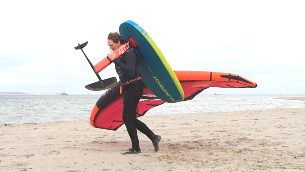 So trägst du Board und Wing am besten ans Wasser