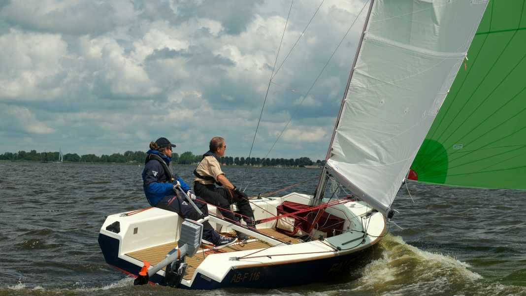 Sicher segeln, schnell gleiten: Video der Falcon 22 Racing im Test