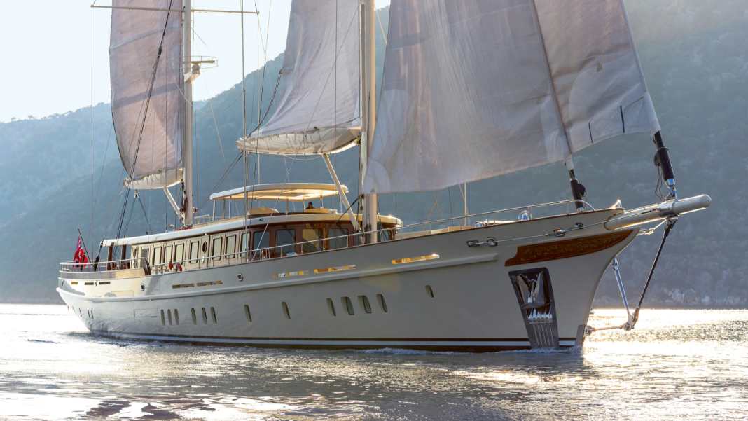 62 Meter klassische Eleganz mit modernem Hybridantrieb