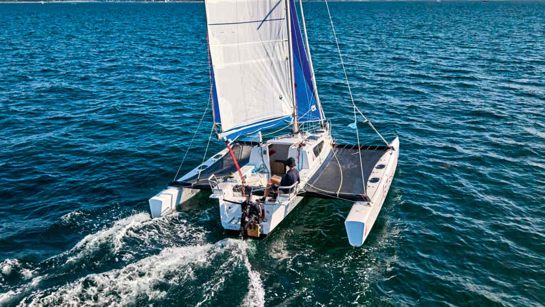 Dieser Trimaran schrumpft auf Trailermaß
