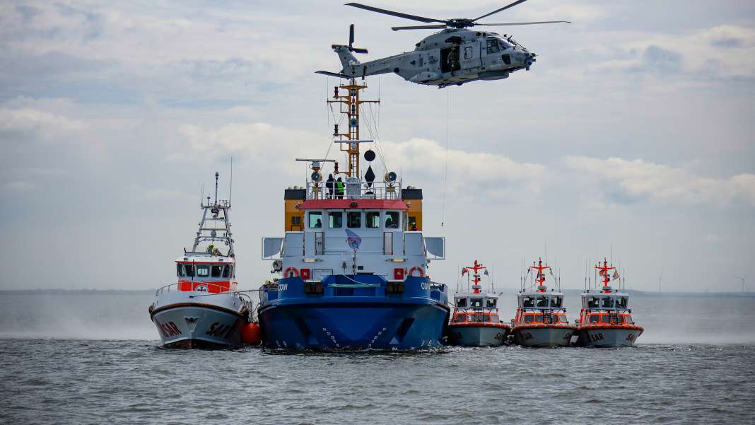 Seenotretter proben vor Wilhelmshaven den Ernstfall