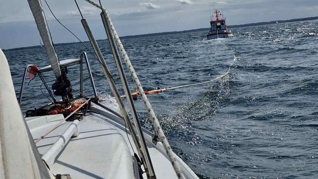 Motoryacht-Crew rettet Einhandsegler vor Gelting
